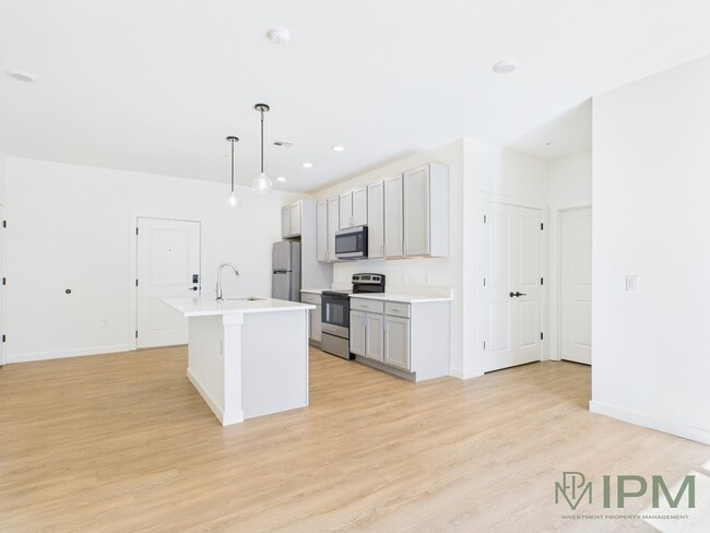 2 Bed / 2 Bath 1136 Sq Ft - Kitchen