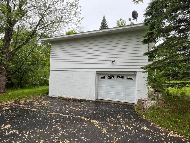 Photo - Lakeside 5 Bedroom 3 Bath Home!