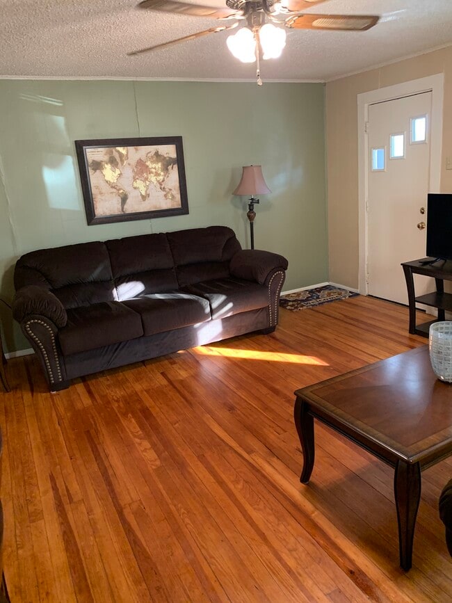 Living room - 934 Vine St Unit 934 Vine Street