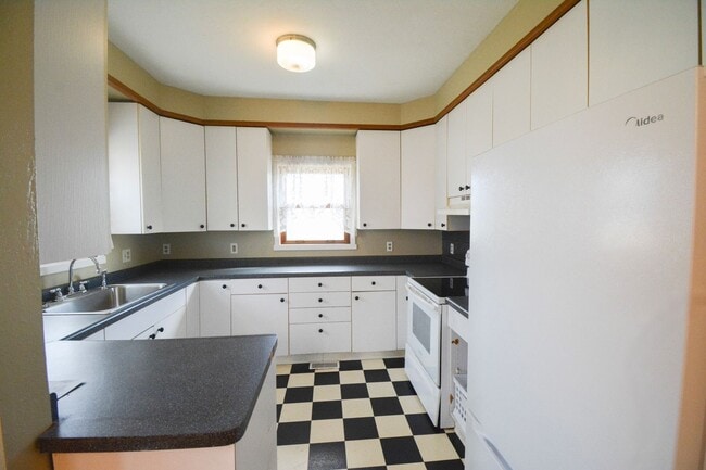 Photo - Spacious 4-Bedroom Country Home — All Util...