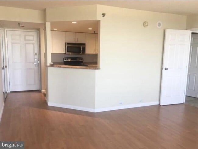 Building Photo - 2001 Hamilton St Unit 1207