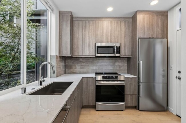 Photo - Air Conditioned Hilltop Gem w/ 360° Rooftop Ocean, Mountain and Skyline Views
