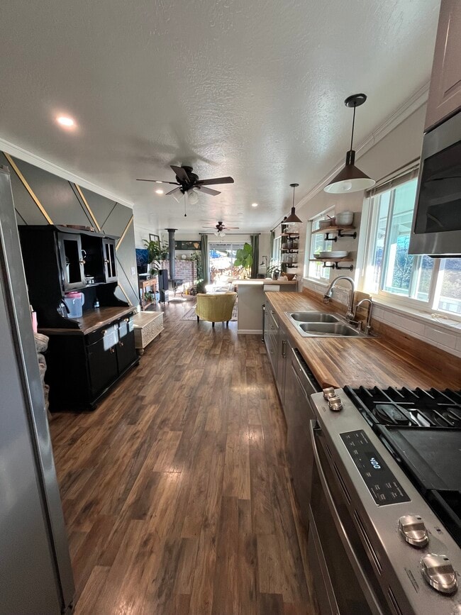 Photo - 564 E Jackson St