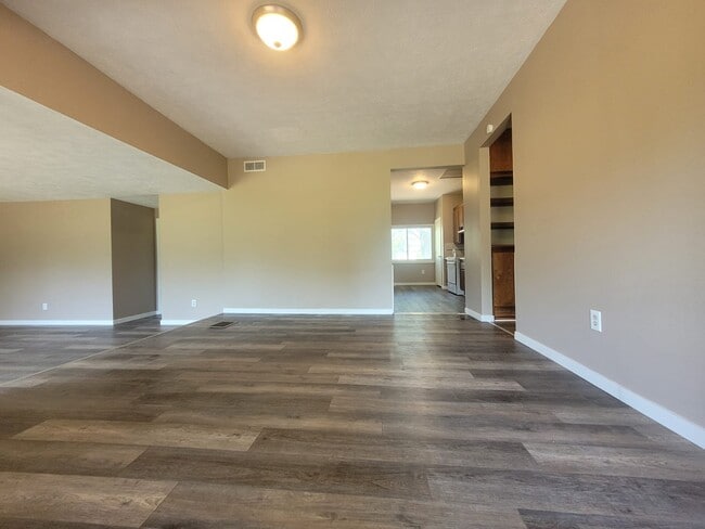 Building Photo - 802 E 15th St Rental