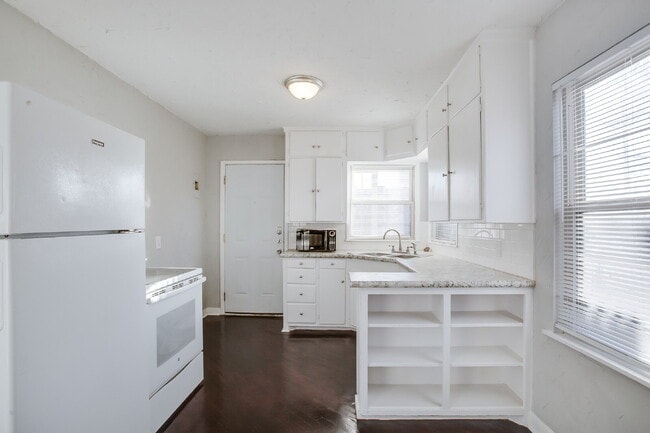 Photo - Spacious Three Bedroom Home With Modern Fl...
