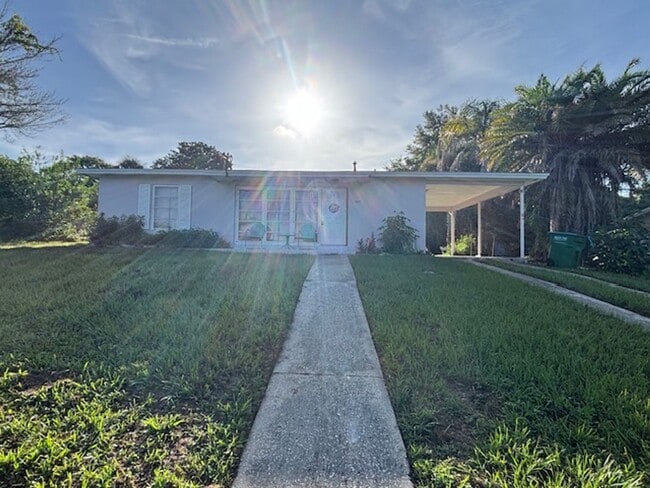 Building Photo - 1023 Gerona Ave