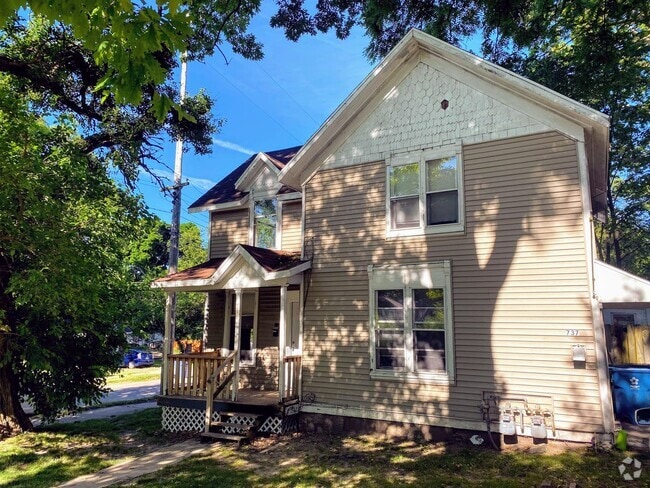 Building Photo - 735-737 College NE Unit 735 College NE Rental