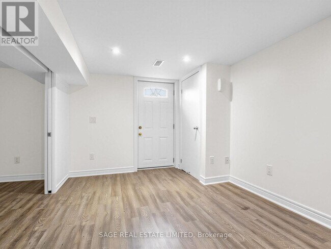 Photo - 321 Lauder Ave Unité Lower