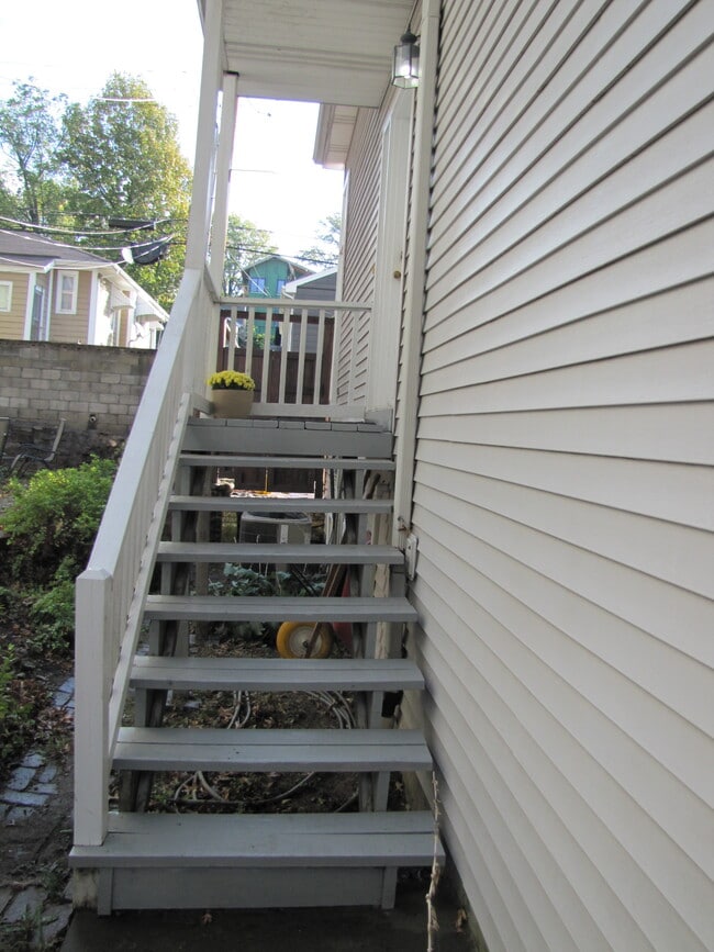 entry porch - 4623 Genessee St