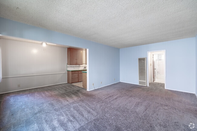 1 habitación, 1 baño - 623 pies cuadrados - Sala de estar - Riverside Apartments at Valley Village