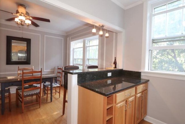Kitchen looking into dining area - 224 N Oak Park Ave Unit 3P