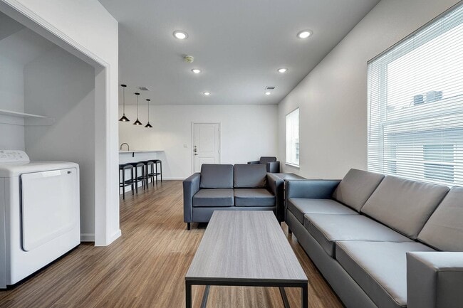 Photo - 1938-1940 Dryden Rd Apartments