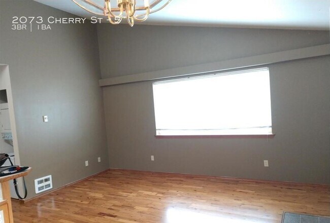 Photo - 2073 Cherry St