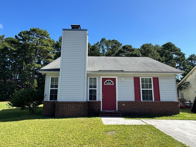 Building Photo - Nice Freshly Painted 2 Bedroom Home in Hun...