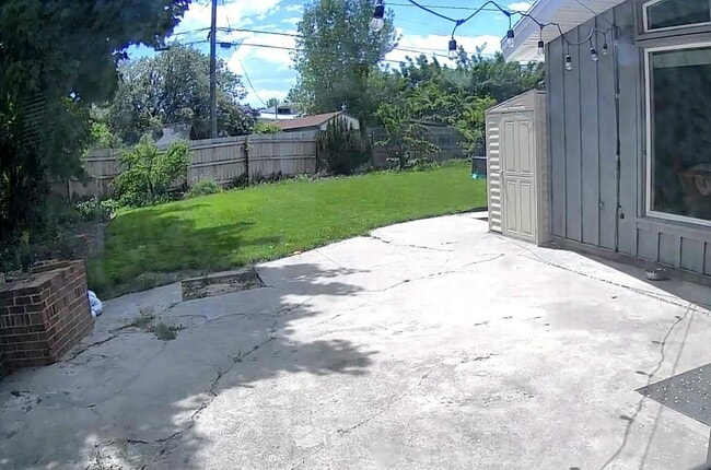 Patio trasero (la mesa y las sillas del patio no aparecen en la foto). - 3230 E 3900 S