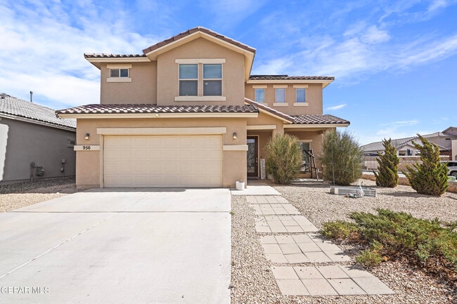 Photo - 956 Clapham St