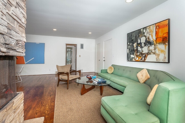 Photo - 938 San Vicente Blvd Unit 8