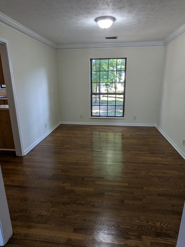 Photo - 1117 Elkader Ct S