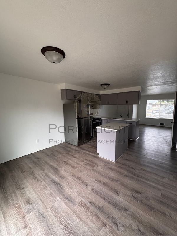 Photo - 1313 Main St