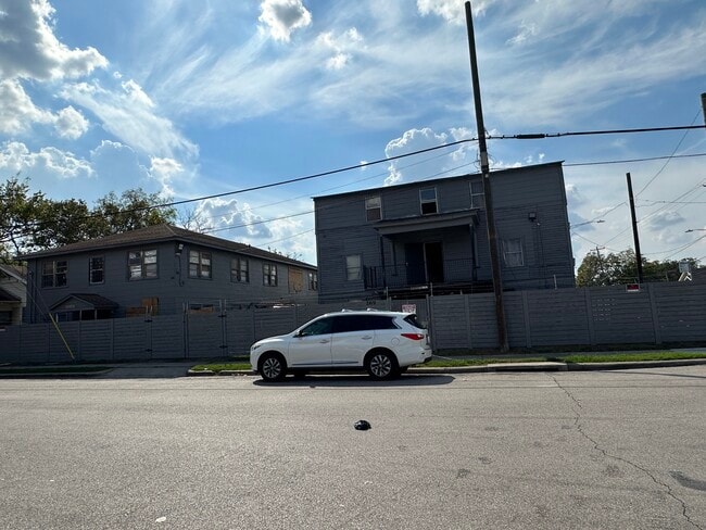 Photo - 2419 Pannell St