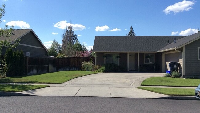 Building Photo - Beautiful Single-Level Home in Desirable NE Bend Community