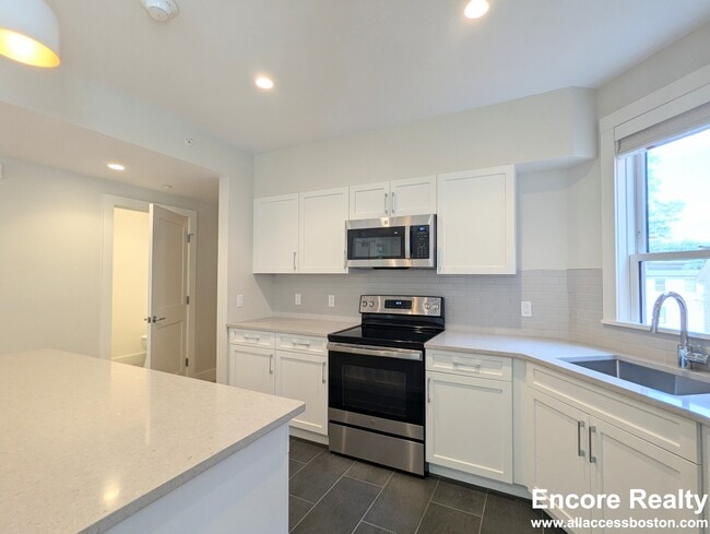 Building Photo - 56 John F. Kennedy St Unit 4