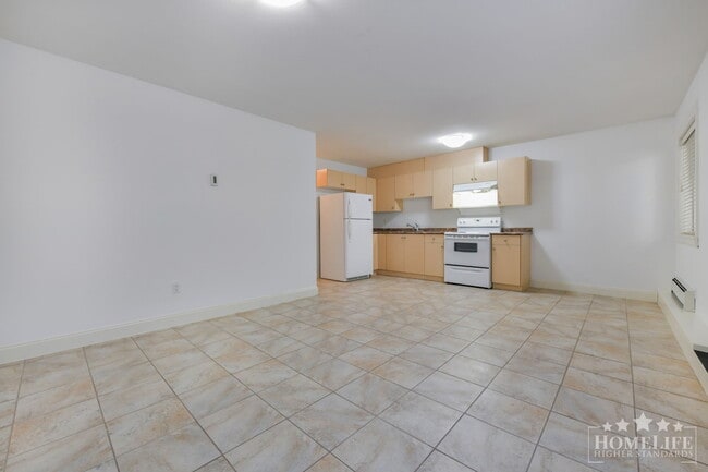 Photo - Bright 2-Bedroom Basement Suite in Sullivan-  All Utilities Included Unité Basement