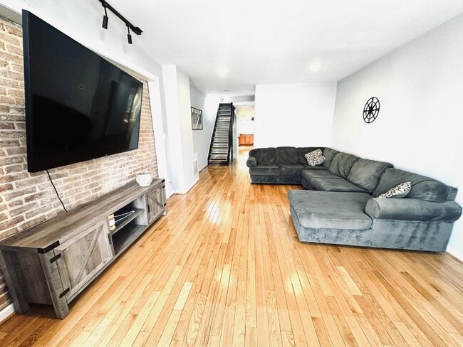 Photo - 2517 Foster Ave