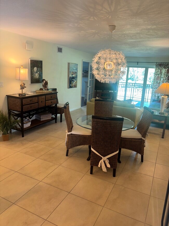 Building Photo - 29130 Bay Hollow Dr Unit 2 Bedroom Condo