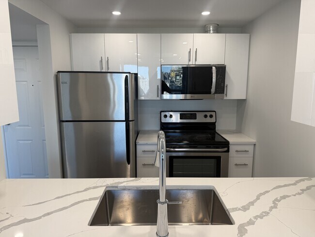 Photo - 811 Helmcken St