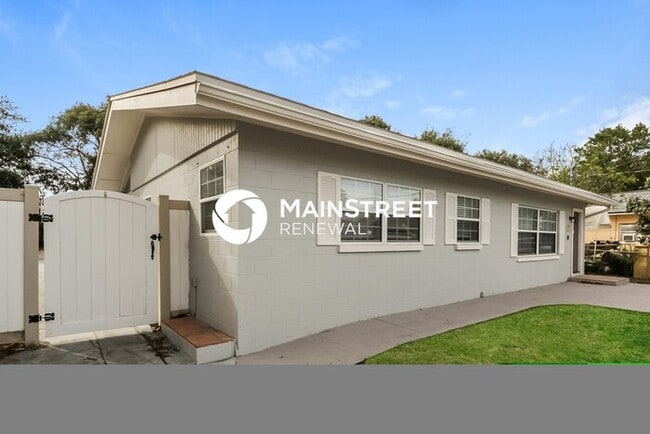 Building Photo - 3 Bedroom Pet-Friendly Home in Fern Park, FL with Main Street Renewal