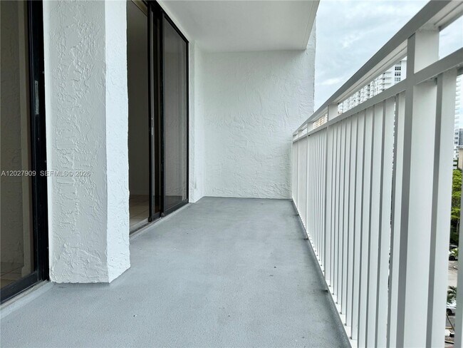 Photo - 210 174th St Unidad 716