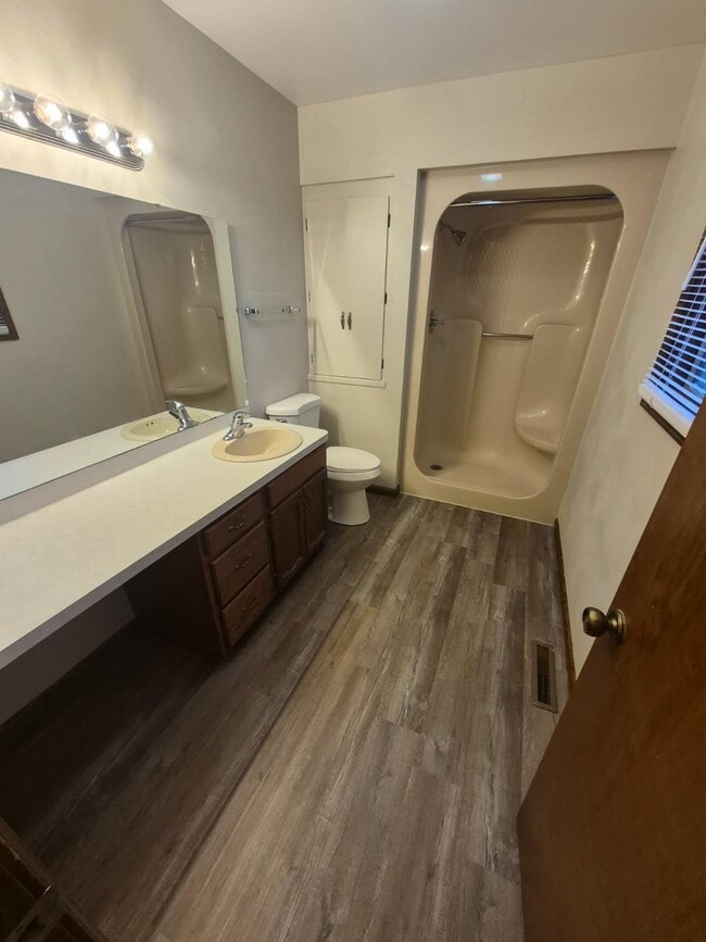 Photo - 4906 Russell St