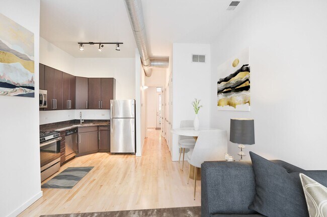 Photo - Wicker Park Large Sunny 1 Bedroom. Beautiful Courtyard. Great Location. Laundry/Internet. Unidad 2005-1