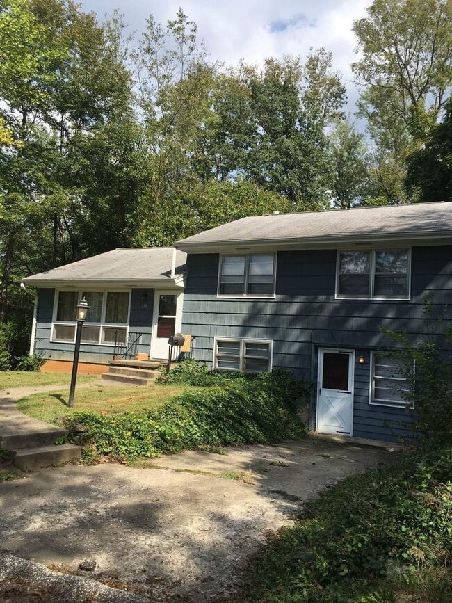 Building Photo - Available August 2026;  Monthly rent $2,95... Rental