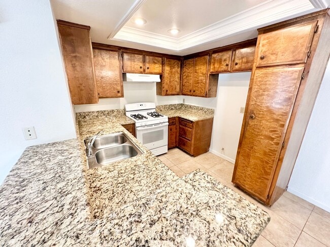 Building Photo - Charming 1 Bed 1 Bath in a gated community Rental
