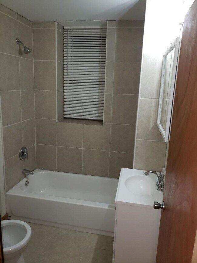 Photo - 4122 W Cermak Rd Unidad 2