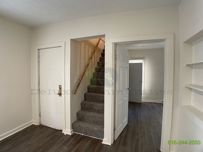 Photo - Spacious 4 Bedroom- Whole Home! Available ...