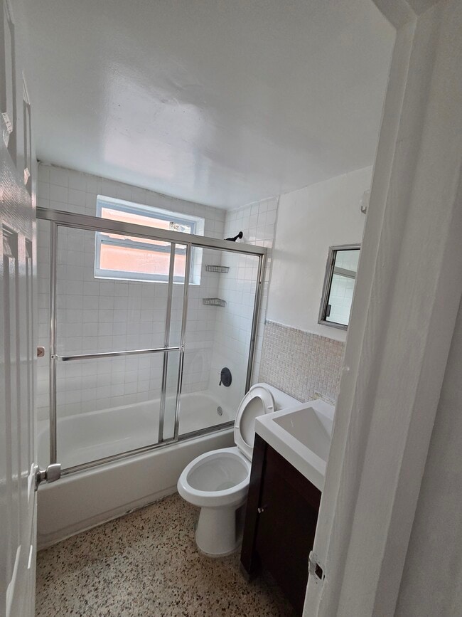 baño - 843 SW 3rd St Unidad 2