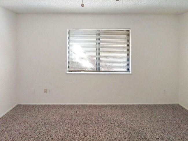 Building Photo - 936 W Graaf Ave Unit A