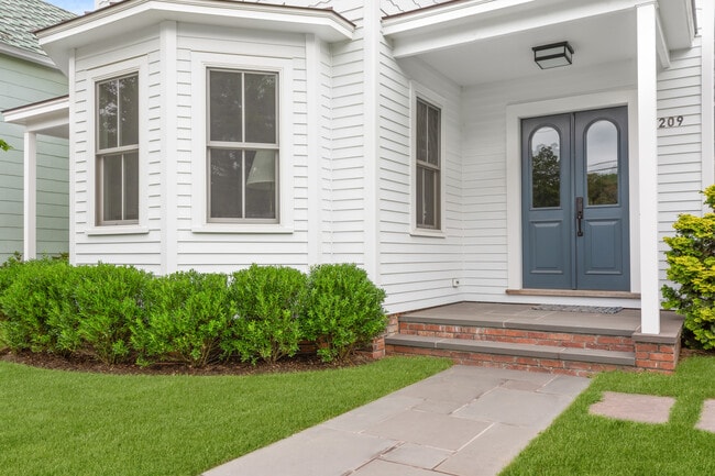 Photo - 209 Division St