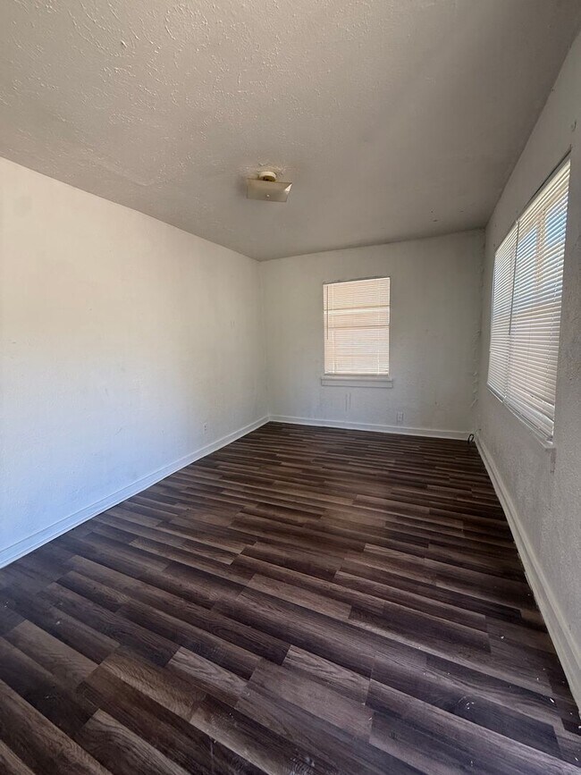 Photo - 720 W Avenue C