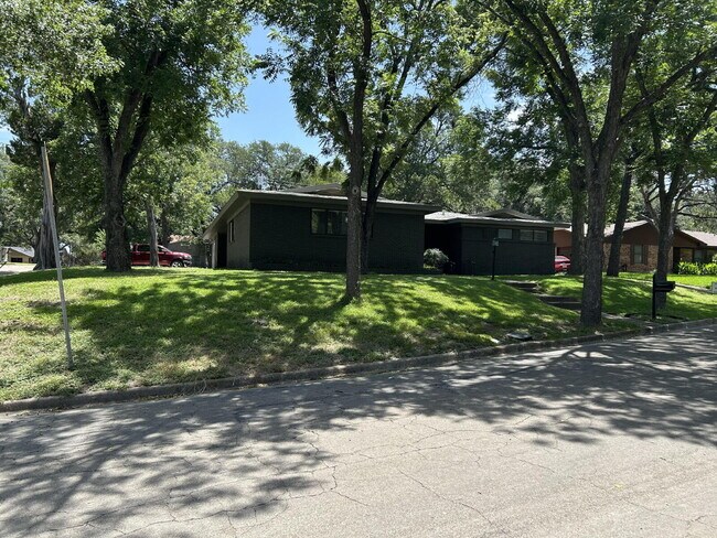 Charming 3-Bedroom Haven with 2 Baths and Spacious 1900 sq ft Layout in Waco!