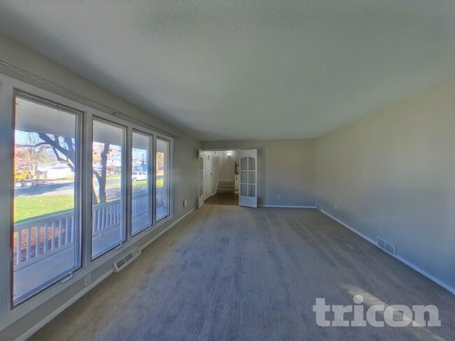 Photo - 931 Market St S