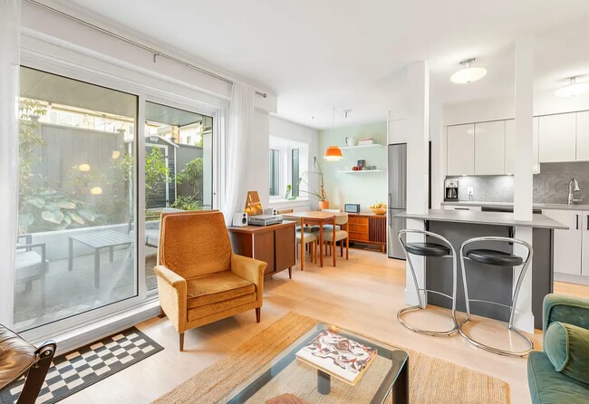 Photo - 2133 Dundas St Unit 105