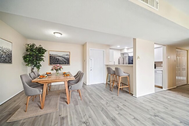 Building Photo - 2822 S Bartell Dr Unit 31