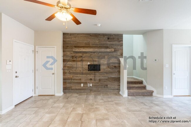 Photo - 215 Friendship Oak Dr