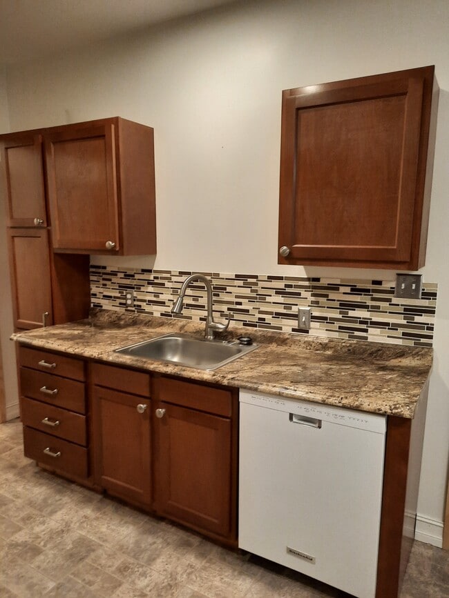 CABINETS/WASHER/BACK SPLASH/FOOD PROCESSOR - 247 Main St Unit LUXURY APT C