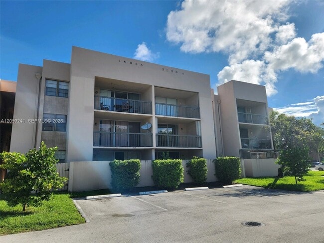 Building Photo - 10985 SW 107th St Unit 110