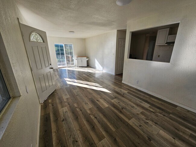 Photo - Parlk like setting Lower Lake Casa